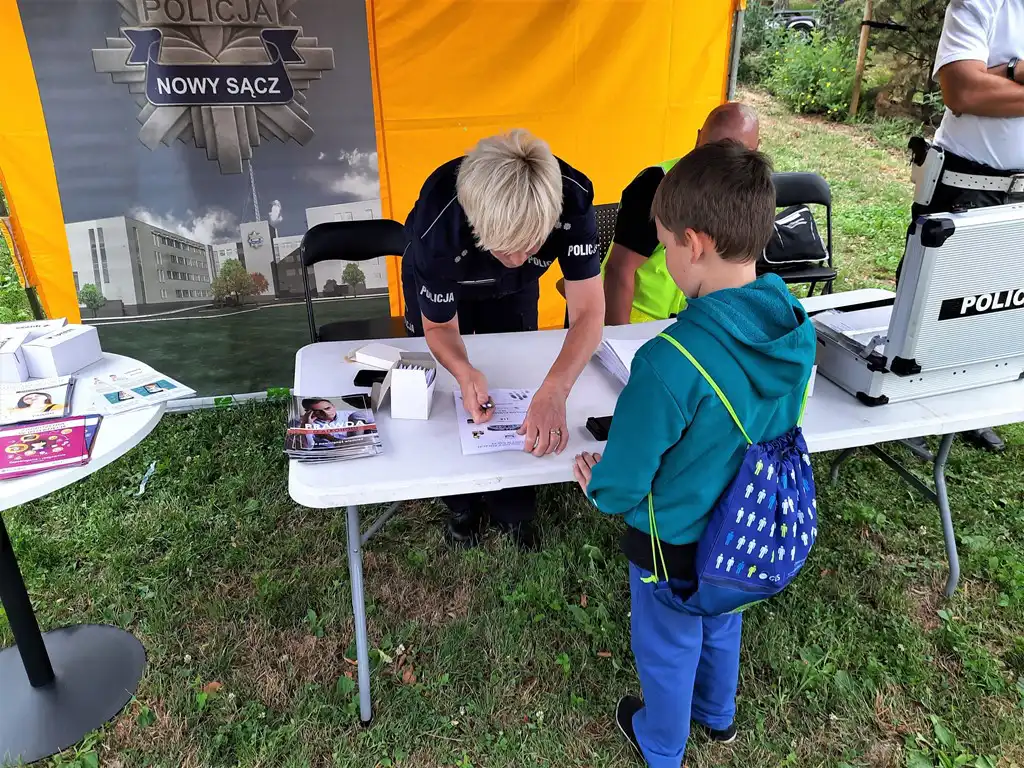 Inauguracja "Bezpiecznych Wakacji 2022" z sądeckimi policjantami