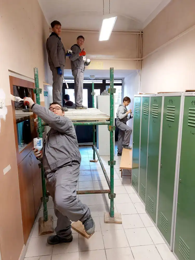 Uczniowie ZS w Łącku murują, malują i kładą płytki