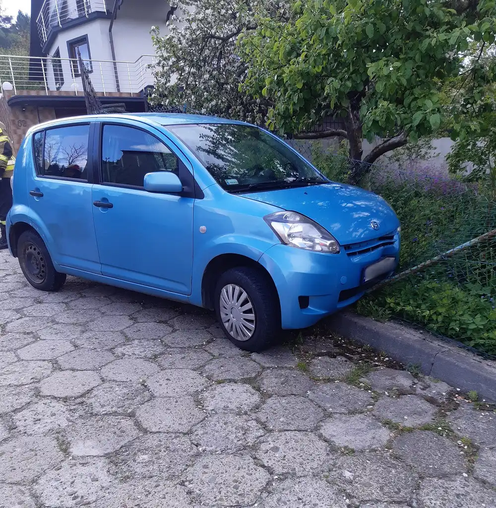 W Krynicy-Zdroju samochód osobowy stoczył się i uderzył w ogrodzenie