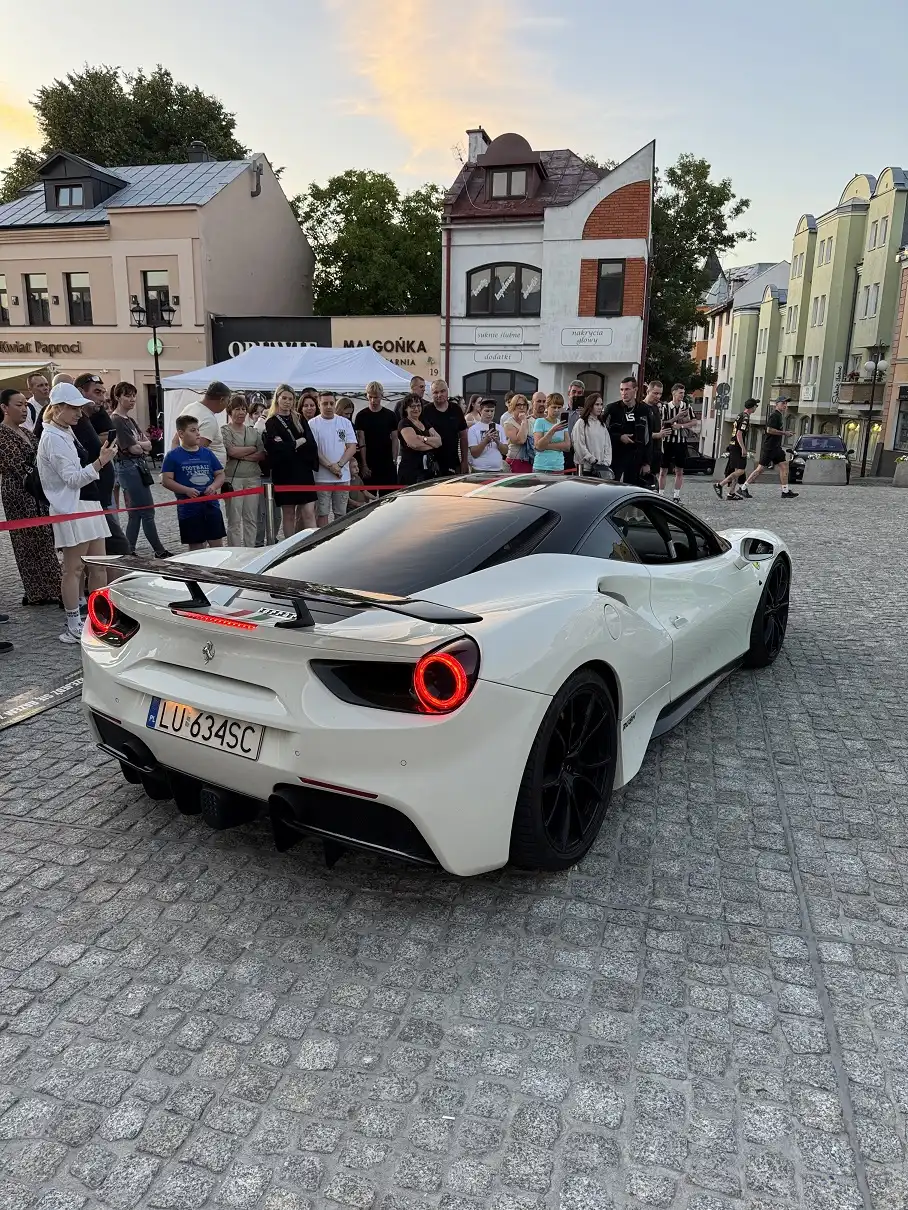 Ferrari, Lamborghini i szczytny cel. Super samochody spełniają marzenia dzieci i zbierają pieniądze na karetki. Już w ten piątek i sobotę w Bochni