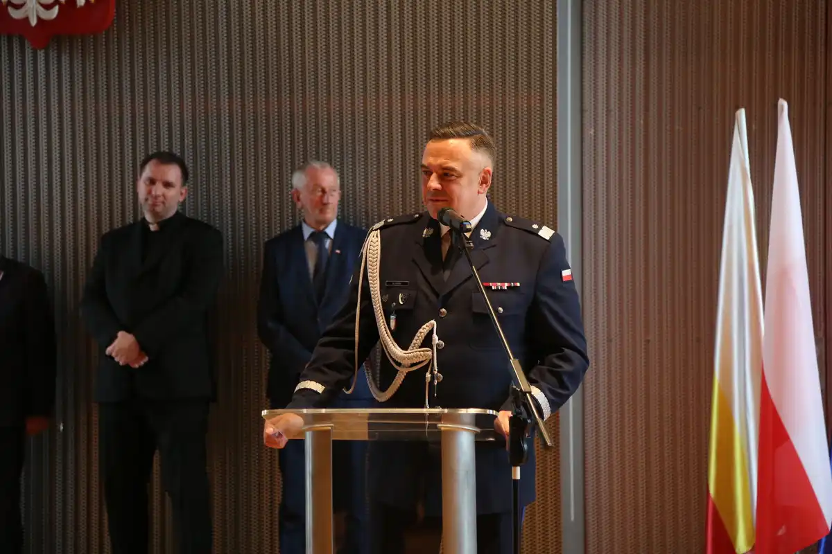 53 nowo przyjętych policjantów złożyło ślubowanie. Czwórka z nich będzie pełniła służbę w Nowym Sączu