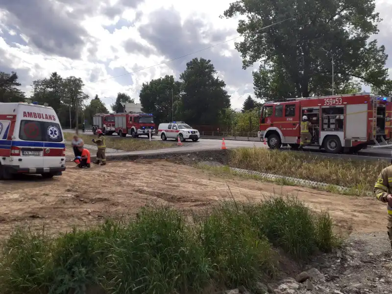 Gródek nad Dunajcem: Podczas prac budowlanych wywrócił się walec drogowy. Operator maszyny trafił do szpitala