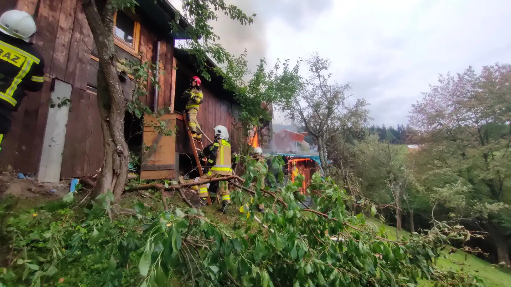 Pożar w Łazach Brzyńskich. Płonął drewniany budynek mieszkalny. Z ogniem walczyło 11 zastępów straży