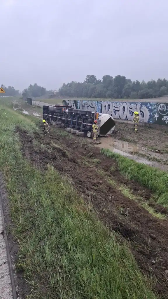 Wypadek ciężarówki na obwodnicy Stadeł