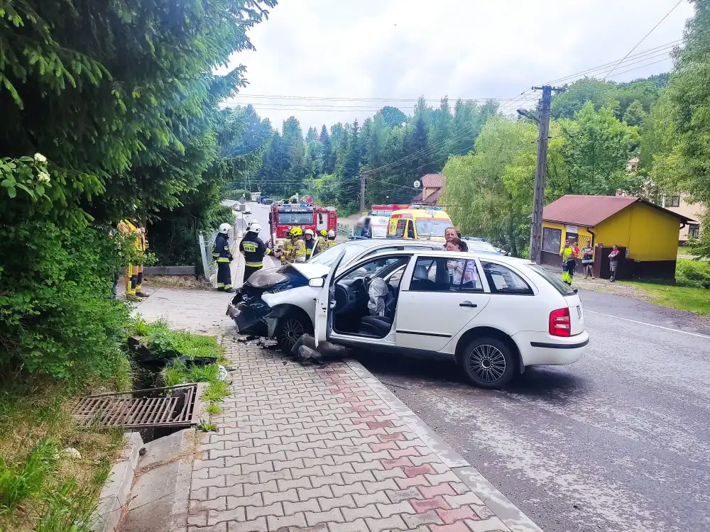 Wypadek w Siołkowej. Dwie osoby poszkodowane, w tym dziecko