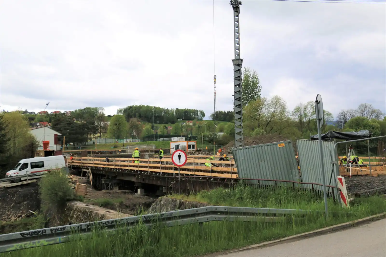 Limanowa: Postępują prace przy budowie mostu łączącego ulicę W. Sikorskiego z ul. J. Marka. Ponadto trwają remonty dróg