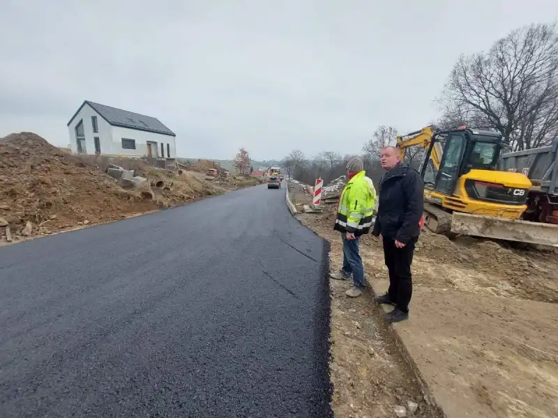 Trwa modernizacja drogi w Korzennej. Pierwsza warstwa asfaltu już położona