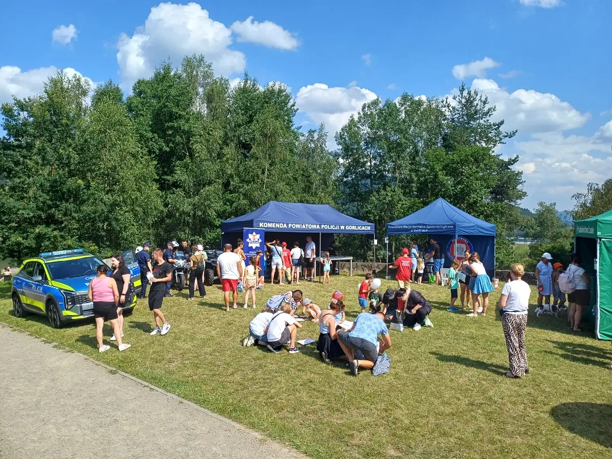 Policjanci ruszyli na obozy, kąpieliska i pikniki. „Bezpieczne Wakacje 2026” w powiecie gorlickim