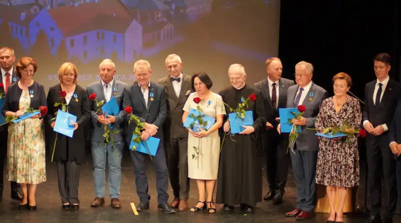 Stary Sącz: Podczas sesji rady Miejskiej uhonorowano osoby i instytucje które wyróżniły się swoją działalnością na rzecz miasta i gminy