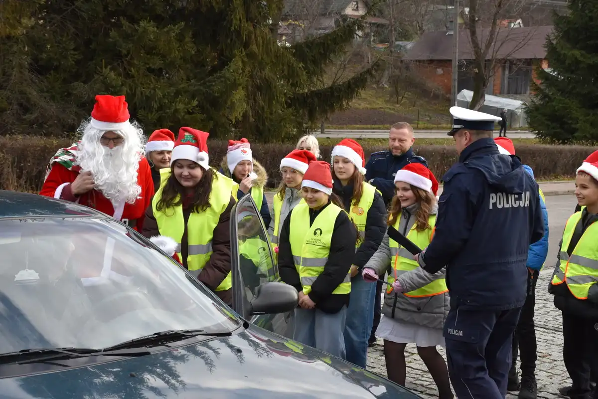 Świąteczna akcja, która łączy. Mikołaj, uczniowie i policja dbają o bezpieczeństwo na drogach