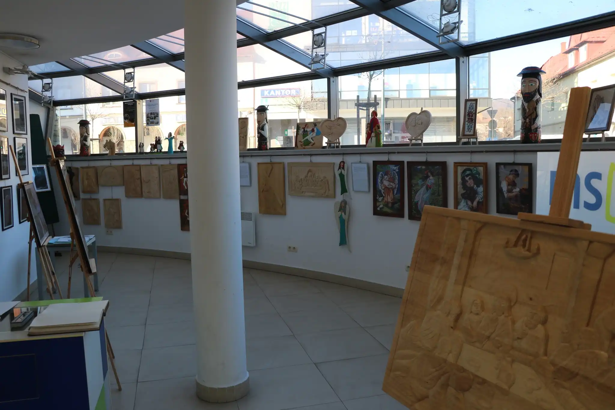 Rodzinna wystawa w Limanowej. Połączenie pokoleń przez sztukę