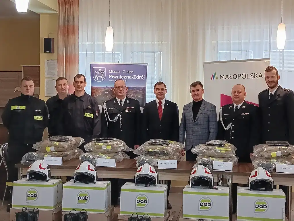 Strażacy z terenu Miasta i Gminy Piwniczna-Zdrój otrzymali nową odzież specjalistyczną
