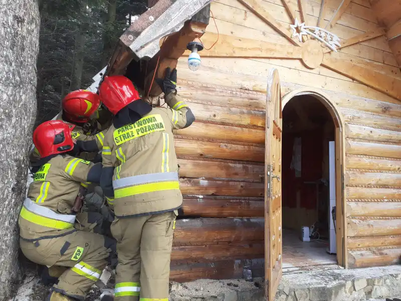Pożar drewnianego domku letniskowego w Krużlowej Wyżnej. Z ogniem walczyło kilka zastępów straży pożarnej