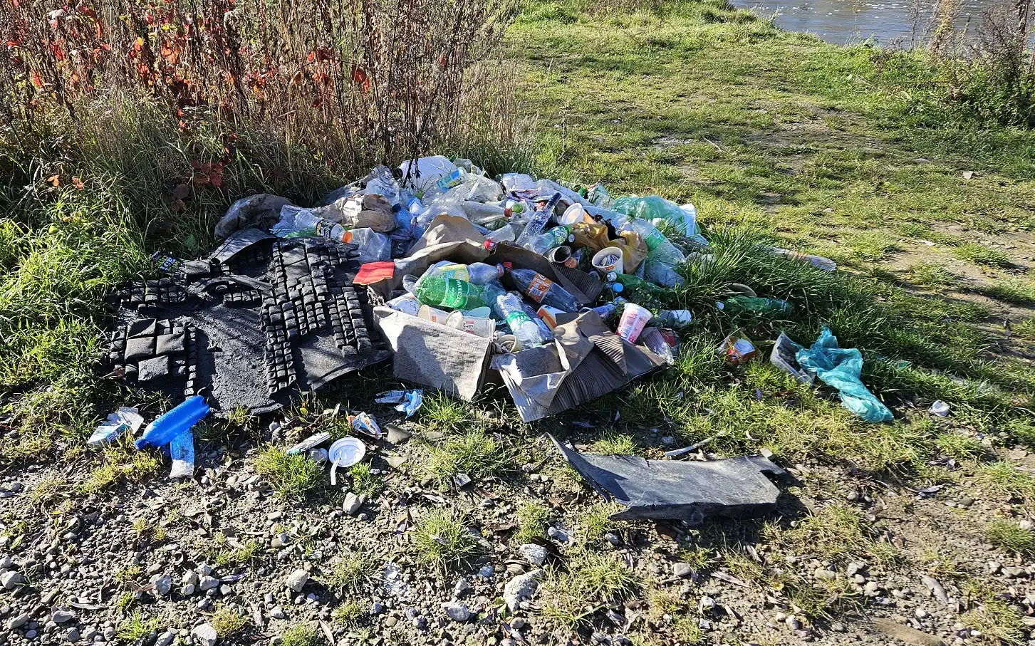 Okolica mostu na Kamiennej tonie w odpadach, ktoś robi sobie tam wysypisko śmieci