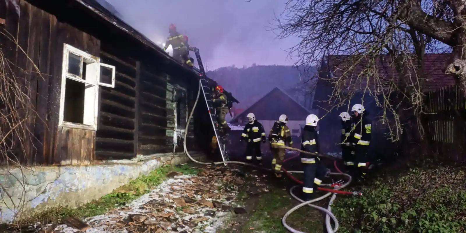 Głębokie. Groźny pożar drewnianego budynku, dwóch mężczyzn w szpitalu