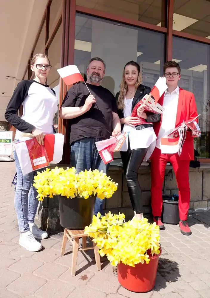 Rozdawali Flagi na święto Flagi