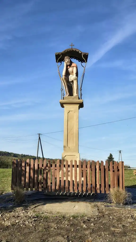 Kapliczka Chrystusa Frasobliwego w Łużnej odnowiona