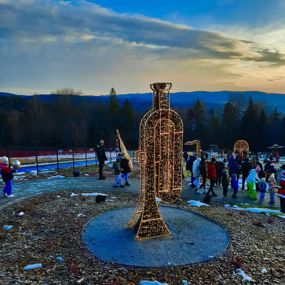 Nowe świetlne rzeźby na Polanie Muzyki i Światła. Krynica odsłania kolejną atrakcję
