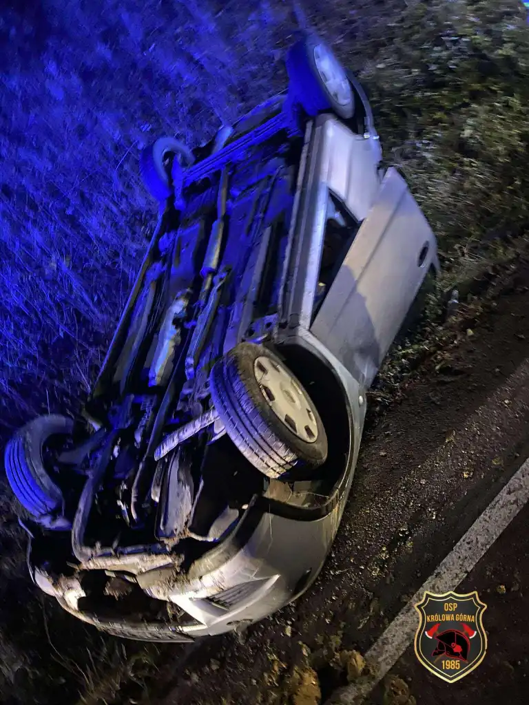 Królowa Górna: Samochód w rowie, strażacy w akcji