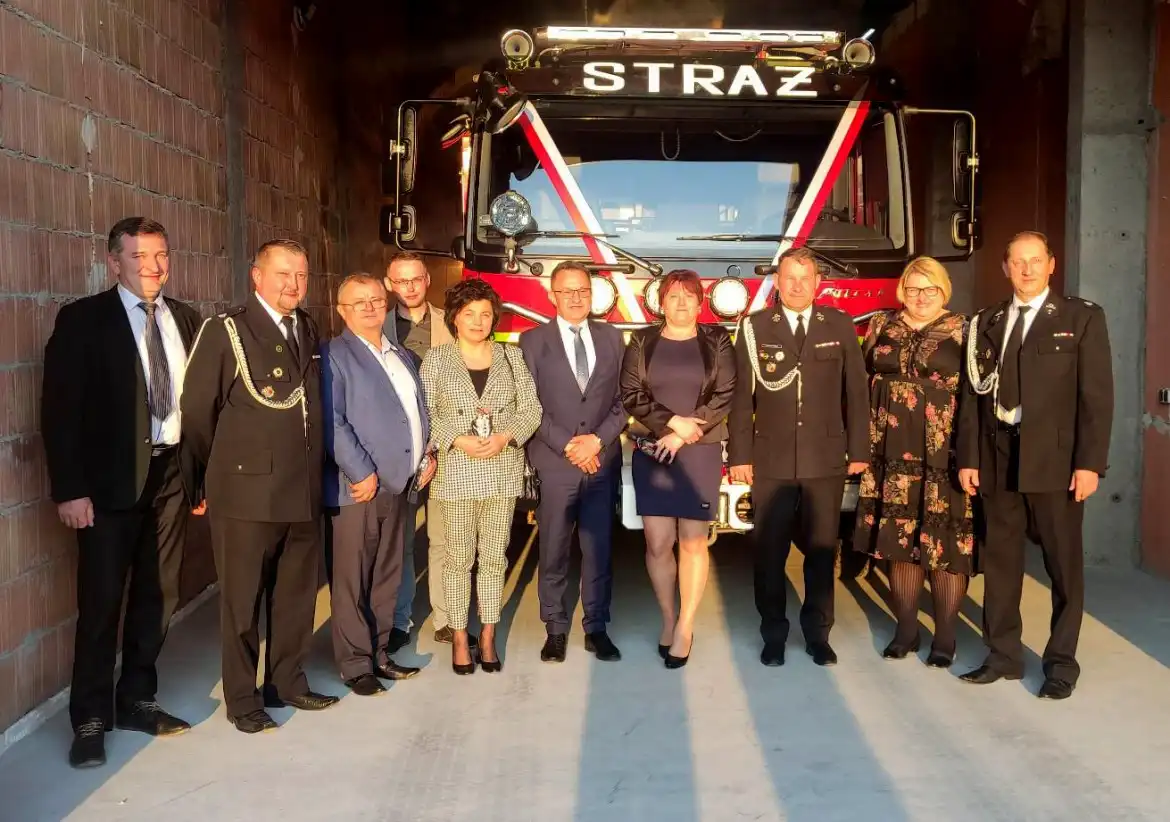 Ochotnicy z Zabrzeży z wozem strażackim i promesą od starosty