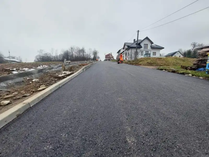 Trwa modernizacja drogi w Korzennej. Pierwsza warstwa asfaltu już położona