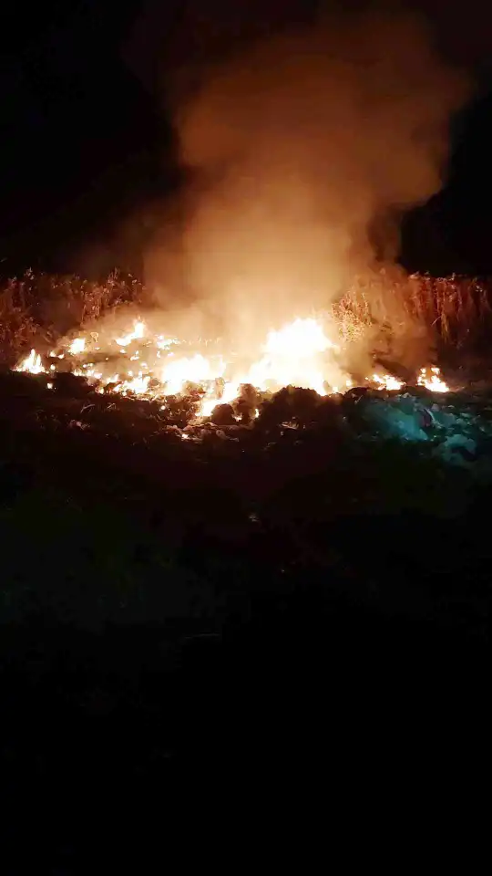 Pożar w Maszkowicach. Płonęły odpady i stare urządzenia elektryczne i gospodarstwa domowego