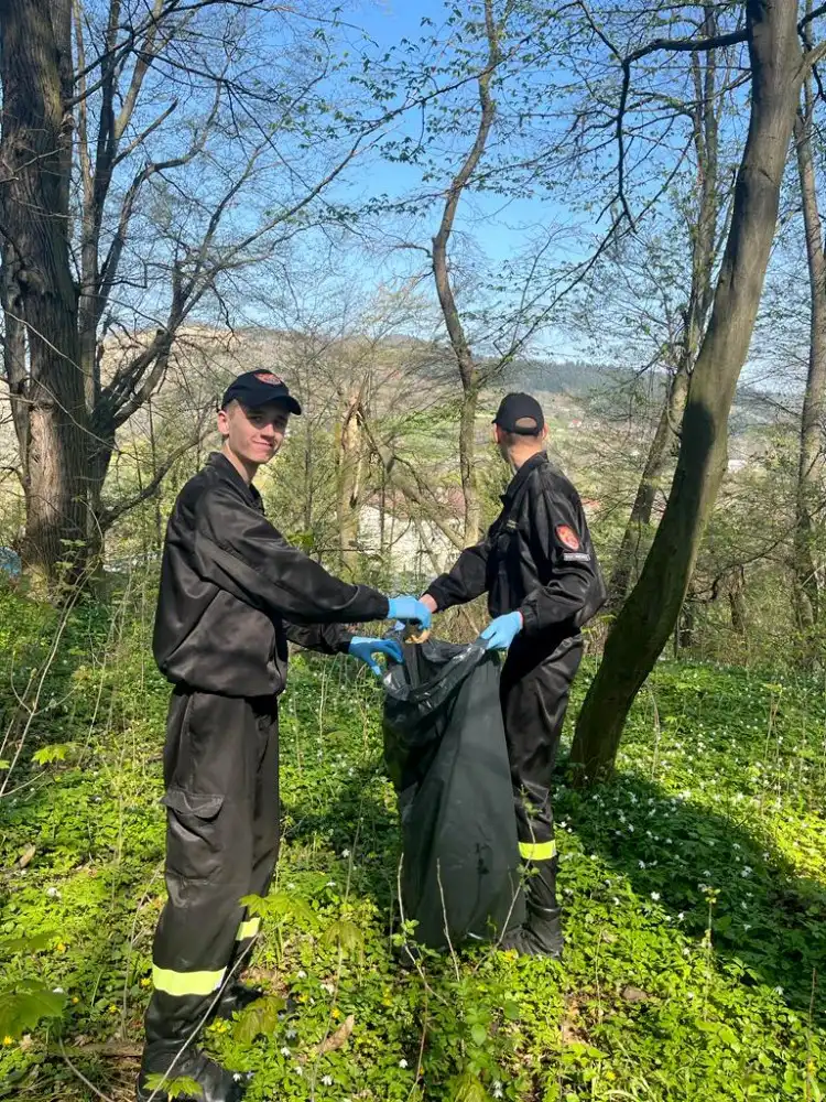 Uczniowie ZS w Marcinkowicach sprzątali dla Polski