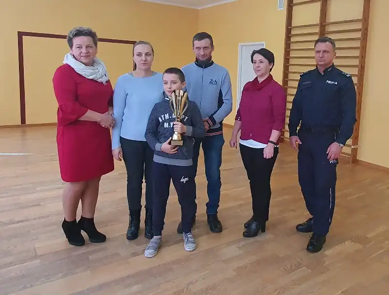 Zasadne: 11-letni chłopiec pobiegł po pomoc widząc mężczyznę leżącego na śniegu