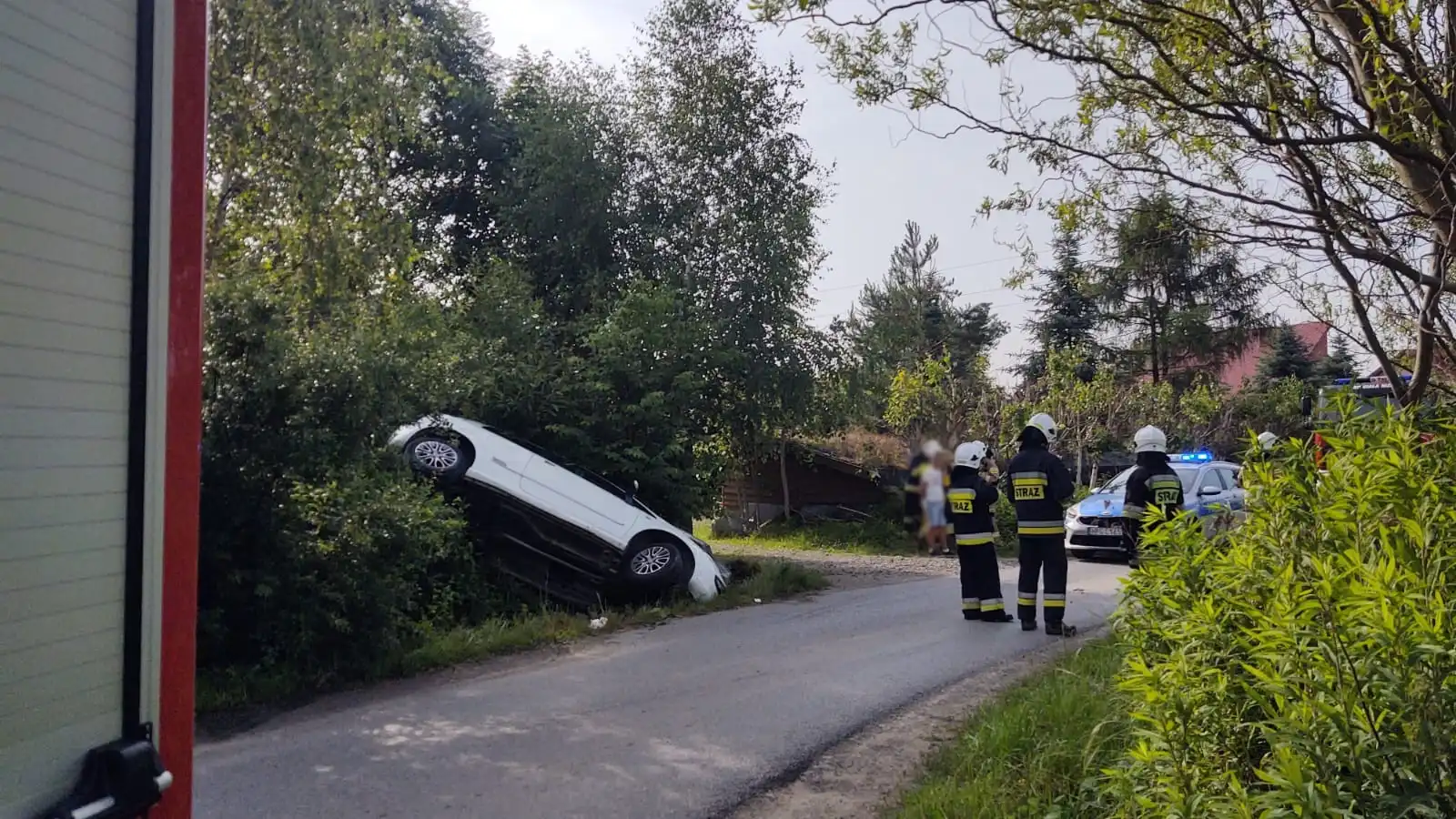 Wypadek w Stróżach. Samochód osobowy wypadł z drogi. Dwie osoby poszkodowane