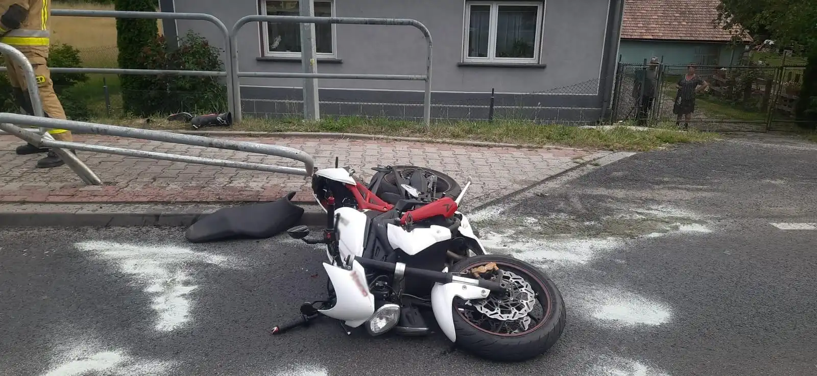 Wypadek we Frycowej. Motocykl wypadł z jezdni i uderzył w bariery energochłonne