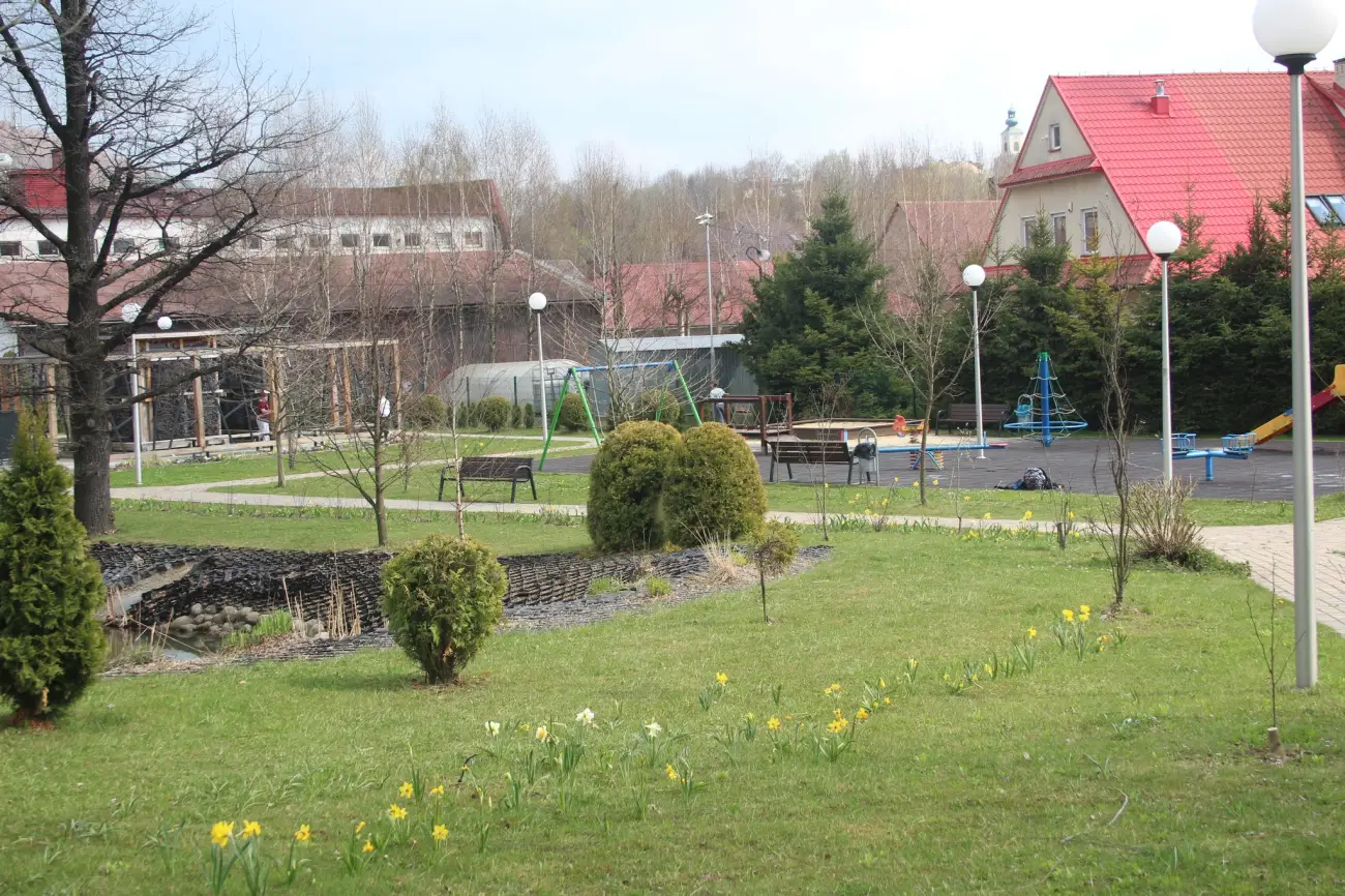 Wiosna rozkwitła w Tymbarku. Park im. Zofii Turskiej zachwyca po metamorfozie