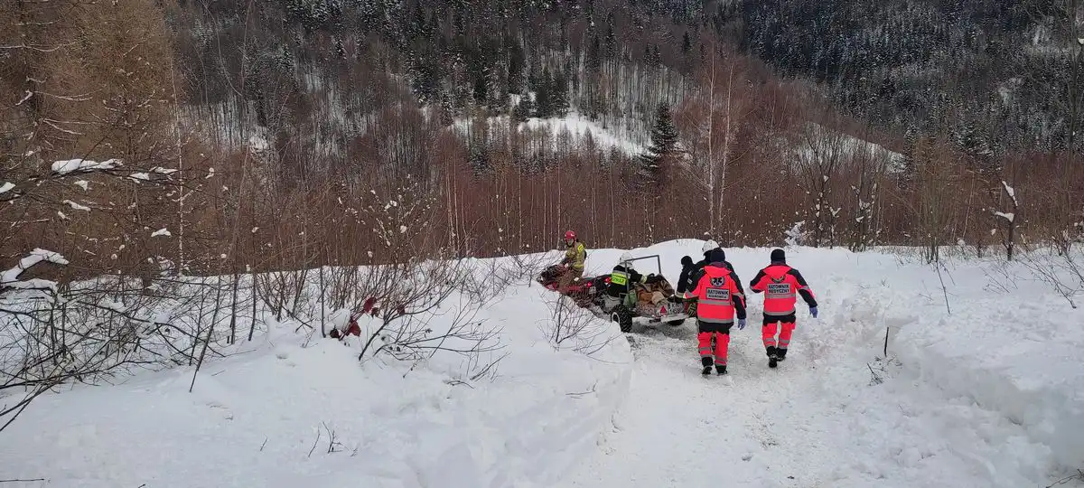 Obidza: Strażacy pomogli ratownikom medycznym w dotarciu do chorej kobiety