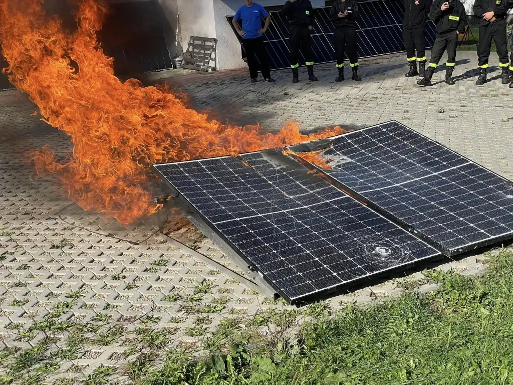 Strażacy w Tęgoborzy uczą się, jak ratować w dobie energii odnawialnej