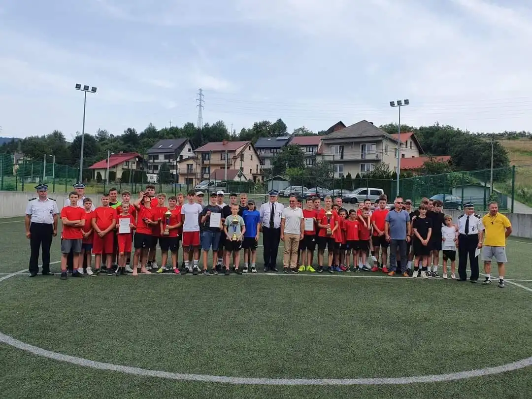 Medale i puchary dla zwycięzców IX Powiatowego Turnieju Piłki Nożnej Młodzieżowych Drużyn Pożarniczych „Orlik 2022”