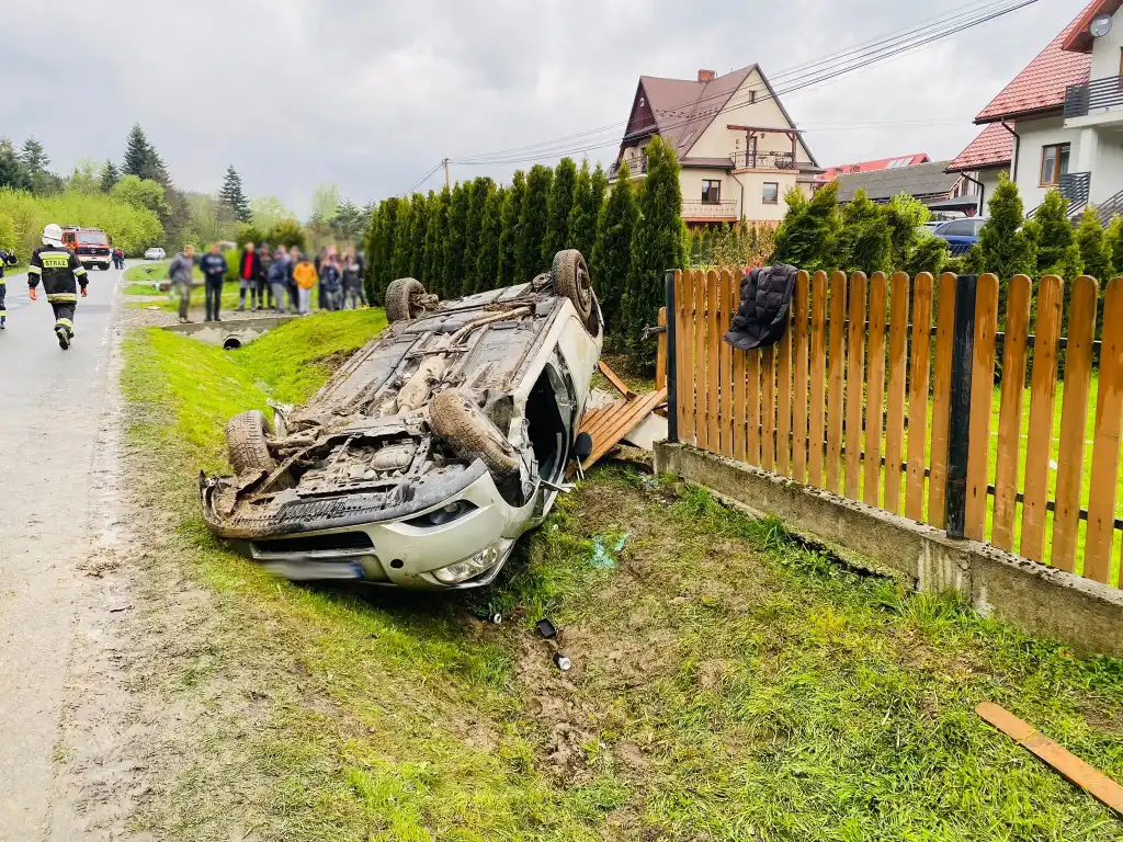 Wypadek w Olszanie. Dachowała osobówka. Cztery osoby poszkodowane