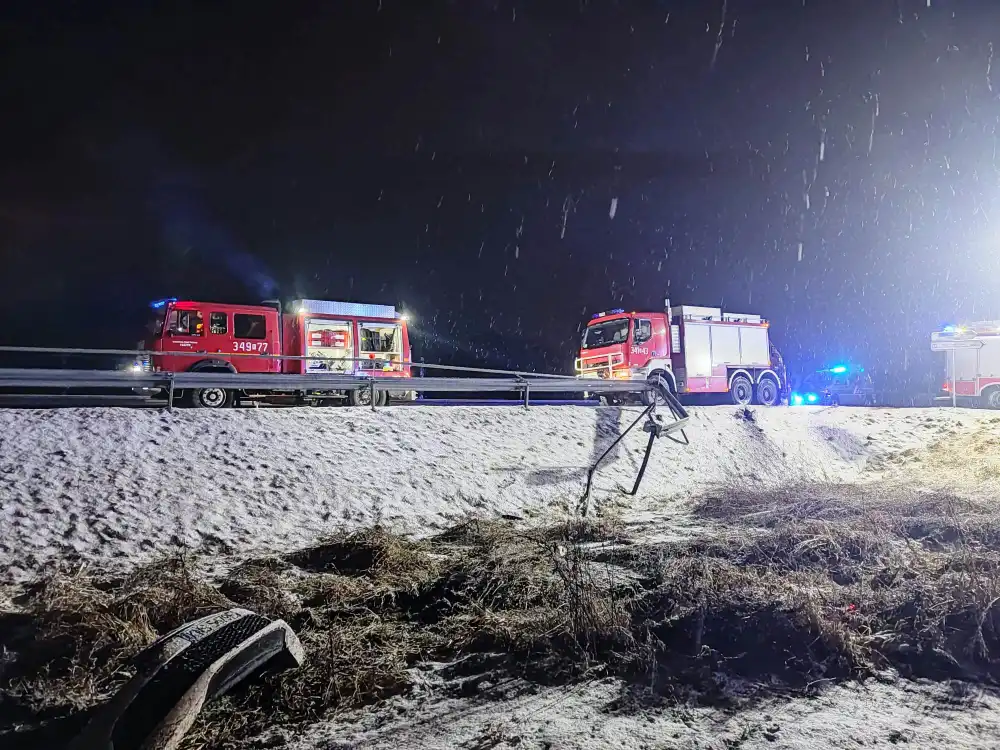 Wypadek w Paszynie. Samochód wypadł z drogi i uderzył w bariery energochłonne. Dwie osoby trafiły do szpitala