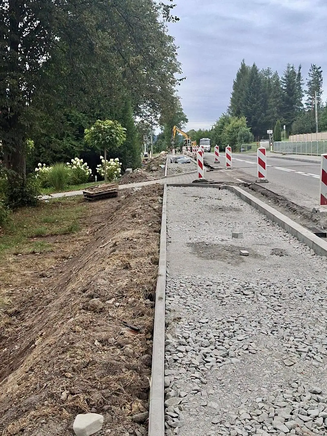 Kolejne inwestycje w Krynicy-Zdroju. Nowy chodnik, blok komunalny i zatoka postojowa