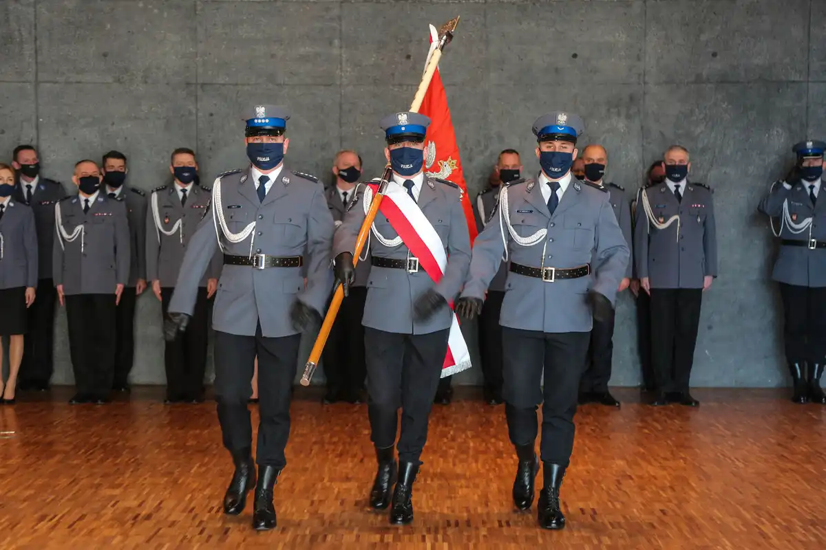 Szeregi małopolskiej Policji zasiliło 49 nowych funkcjonariuszy. Jeden z nich będzie pełnił służbę w Nowym Sączu