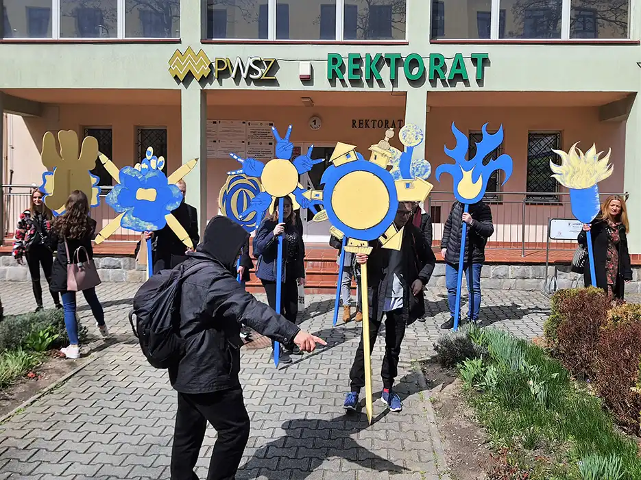 Kwiaty dla Ukrainy - akcja artystyczna studentów PWSZ