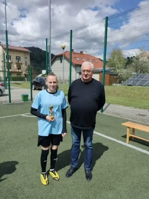 Powiatowy turniej piłki nożnej. Dziewczyny z ZSP w Nawojowej zajęły I miejsce