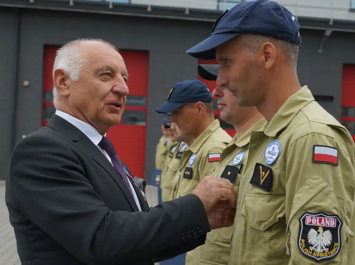 Powiatowy Dzień Strażaka. Starosta wręczył Złote Jabłka Sądeckie strażakom ze Specjalistycznej Grupy Poszukiwawczo-Ratowniczej