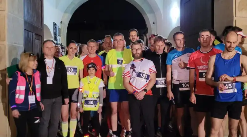 Stary Sącz: Nocni biegacze wrócili na trasy starówki