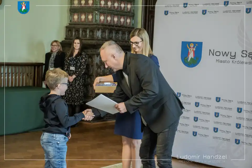 Nowy Sącz: Dzieci i młodzież otrzymały sprzęt komputerowy