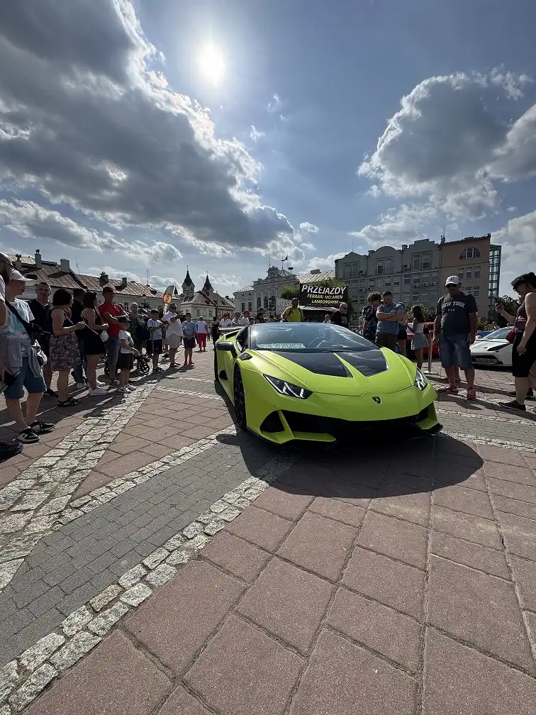 Ferrari, Lamborghini i szczytny cel. Super samochody spełniają marzenia dzieci i zbierają pieniądze na karetki. Już w ten piątek i sobotę w Bochni