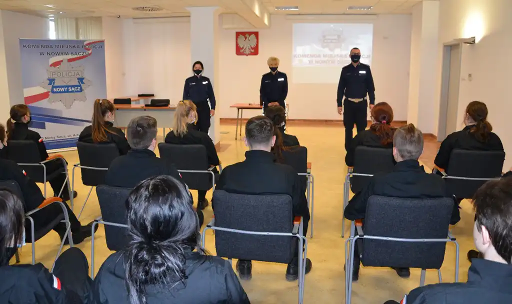 Uczniowie "klasy policyjnej" ZS w Marcinkowicach otrzymali akty nominacyjne na kolejne stopnie uczniowskie