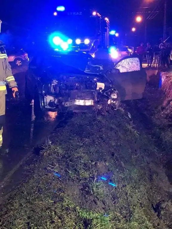 Wypadek w Śnietnicy. Osobówka wypadła z drogi i uderzyła w przepust