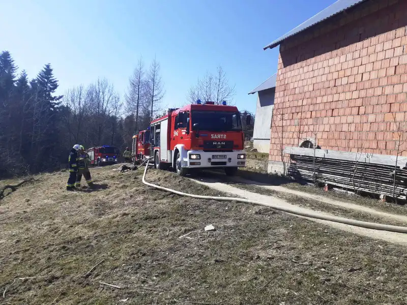 Pożar w Łyczanie. Palił się garaż. W środku dwa samochody osobowe oraz sprzęt rolniczy