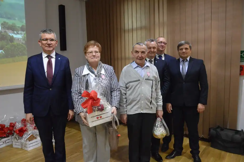 Małżeństwa z długoletnim stażem otrzymały medale od Prezydenta RP. Wśród nich pary z Gminy Stary Sącz