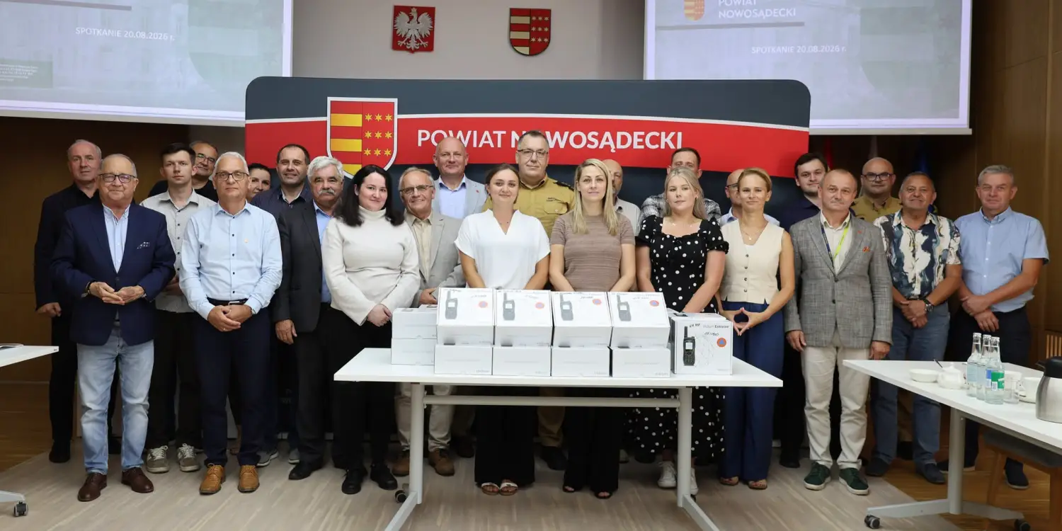 Łączność na wypadek zagrożenia. Powiat Nowosądecki przekazał gminom telefony satelitarne
