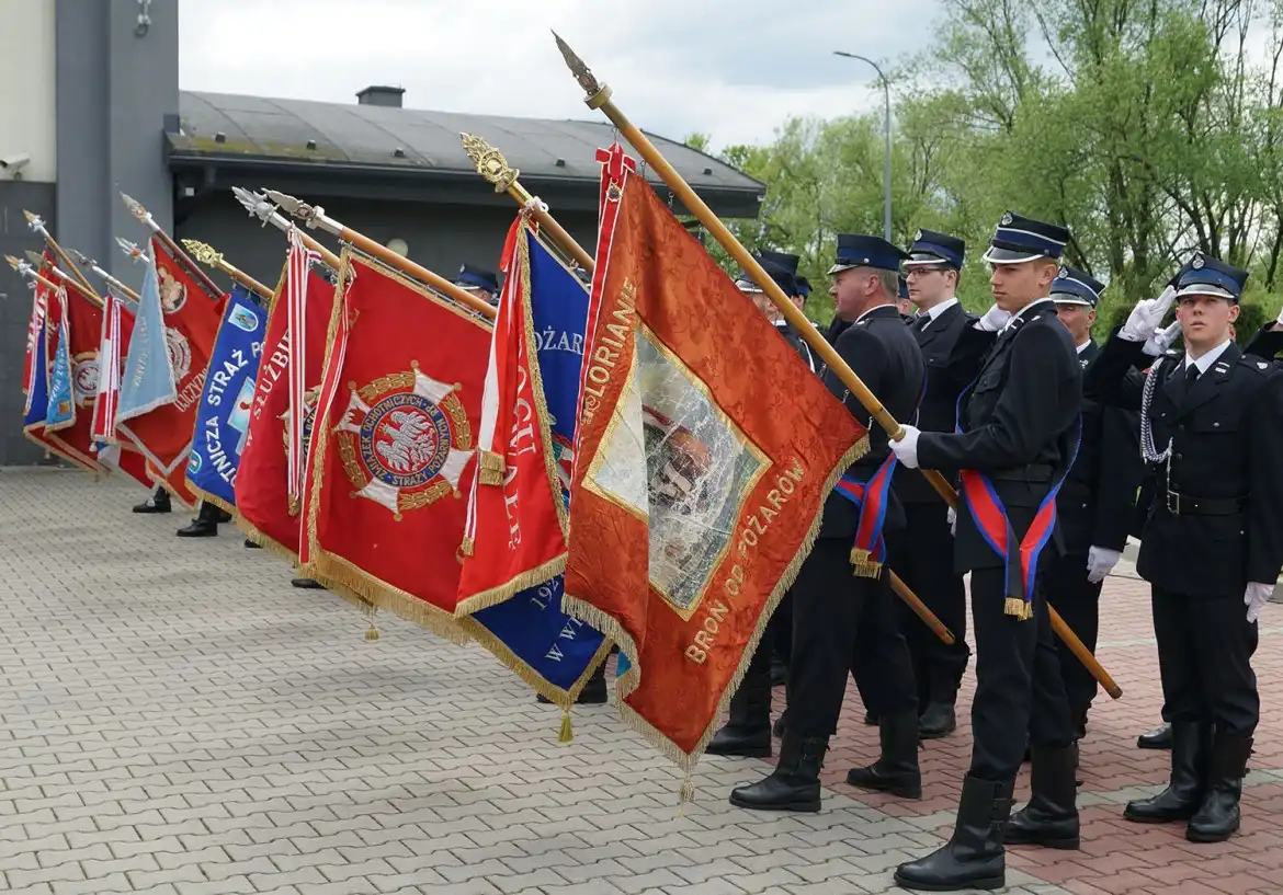 Powiatowy Dzień Strażaka. Starosta wręczył Złote Jabłka Sądeckie strażakom ze Specjalistycznej Grupy Poszukiwawczo-Ratowniczej